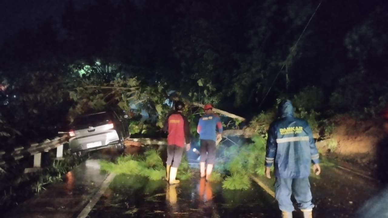 Cuaca Ekstrem Picu Bencana di Banyumas, Mobil Tertimpa Longsor di Rawalo