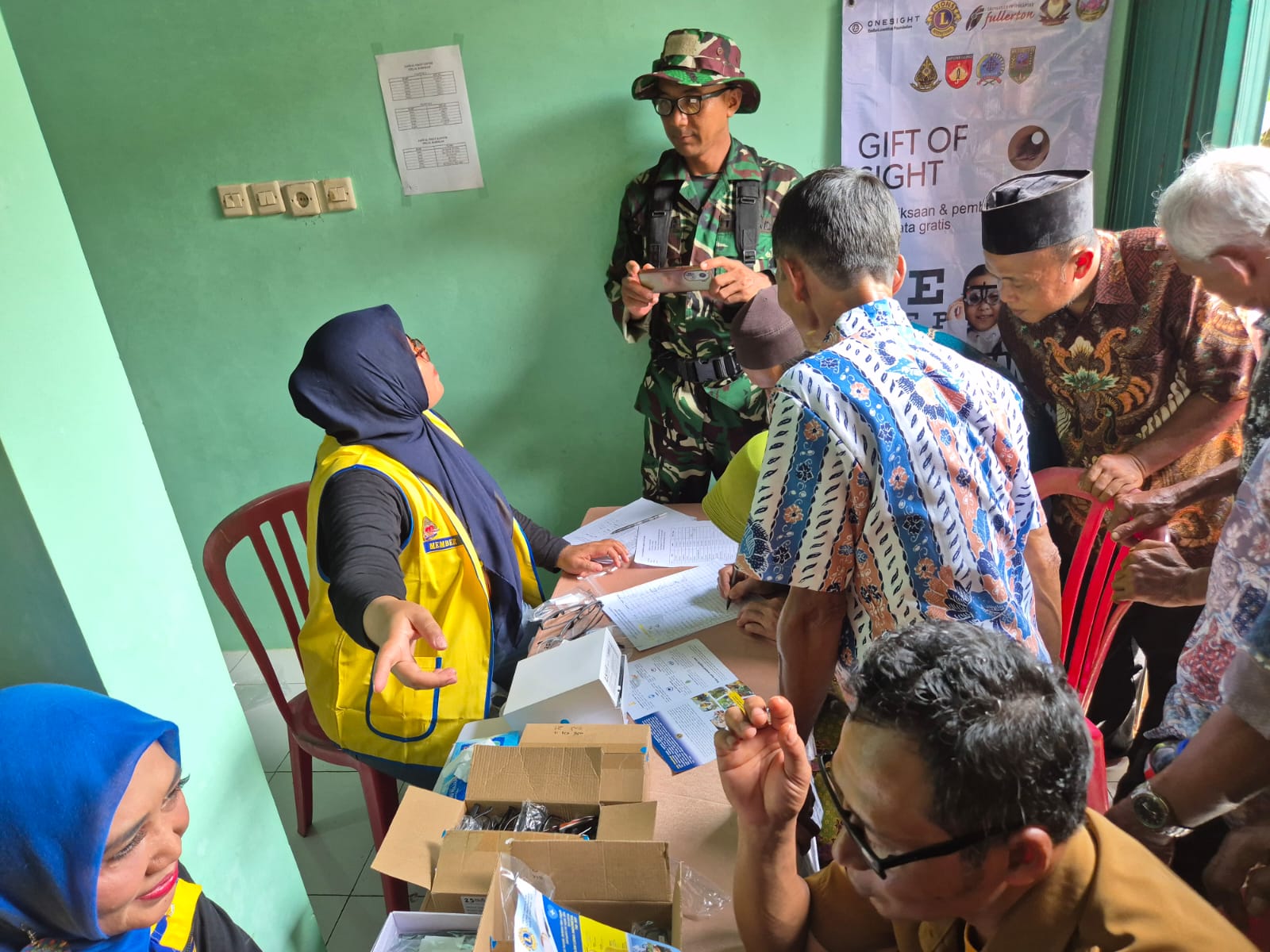 Ratusan Lansia Kebumen Terima Kacamata Gratis