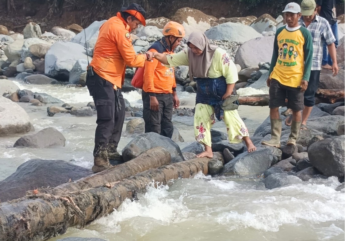 Relawan Bantu Penanganan Bencana di Empat Lokasi Sumbar
