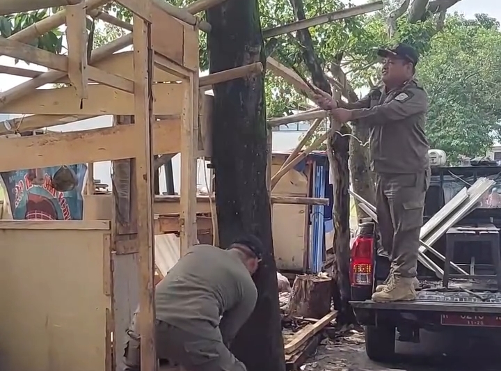 Satpol PP Cilacap Tertibkan PKL di Majenang, Langgar Aturan dan Ganggu Ketertiban Umum