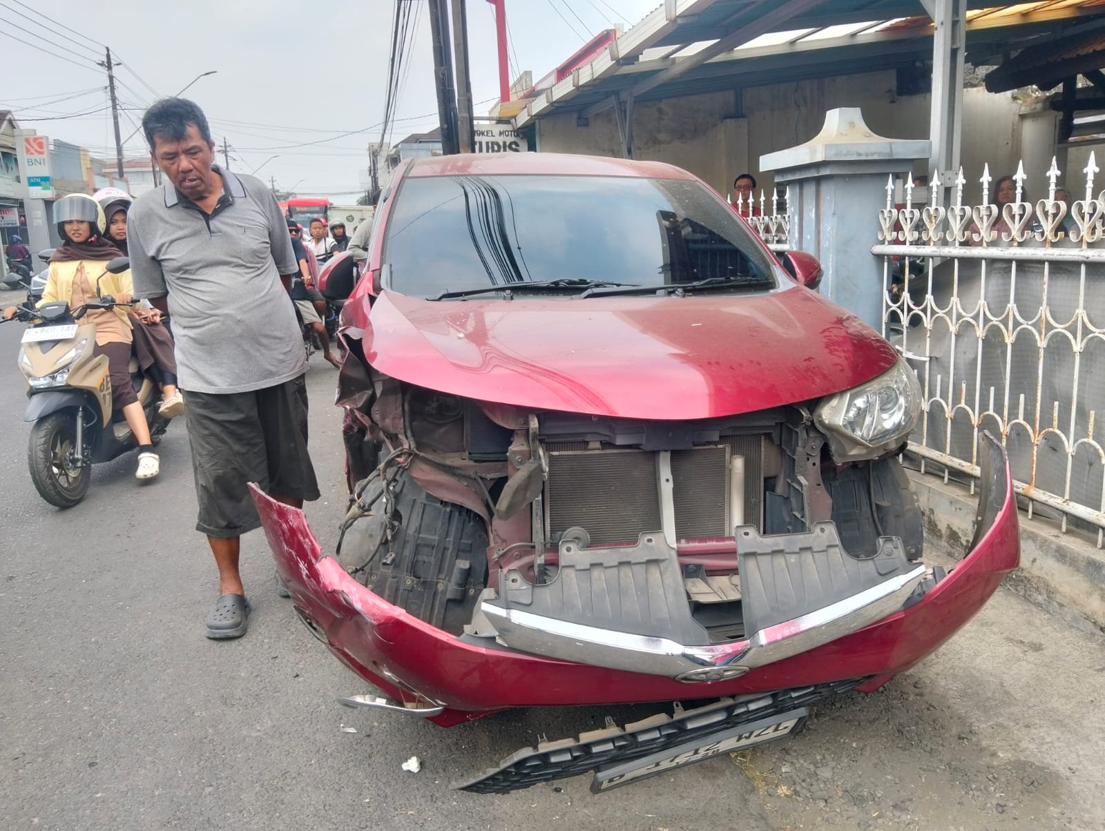 Innova Tabrak Tiga Mobil Parkir di Mersi, Diduga Microsleep, Penumpang Luka dan Mobil Terbalik