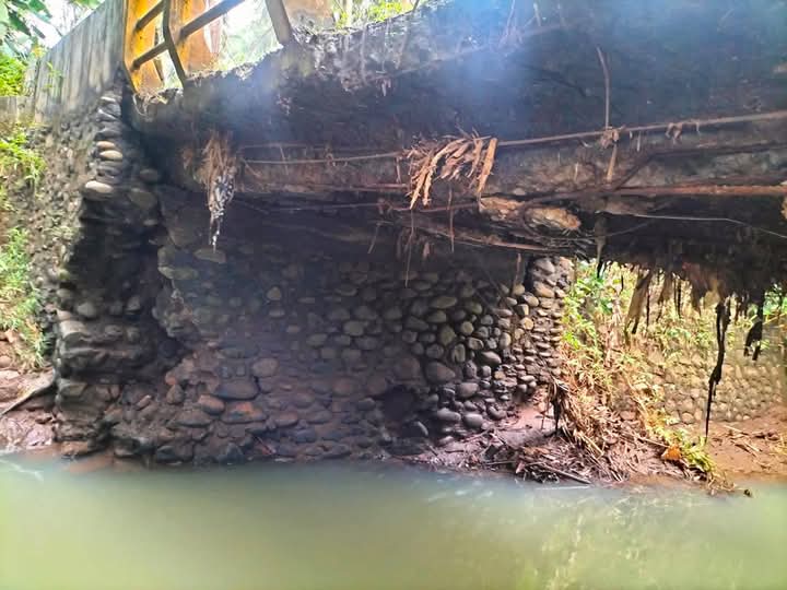 Awas! Pondasi Jembatan Sungai Lebak Ambrol, Akses Mobil Desa Cilapar dan Desa Kaligondang Ditutup Sementara