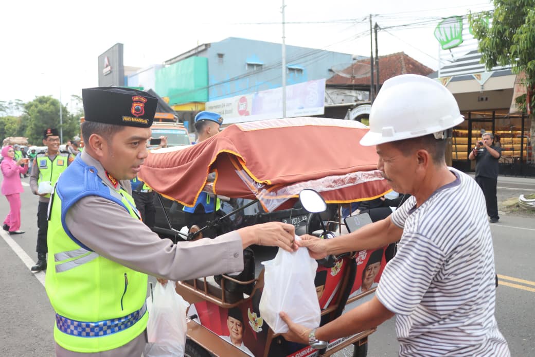 Jelang Berbuka, Polisi Sapa Pengendara dan Bagikan Takjil