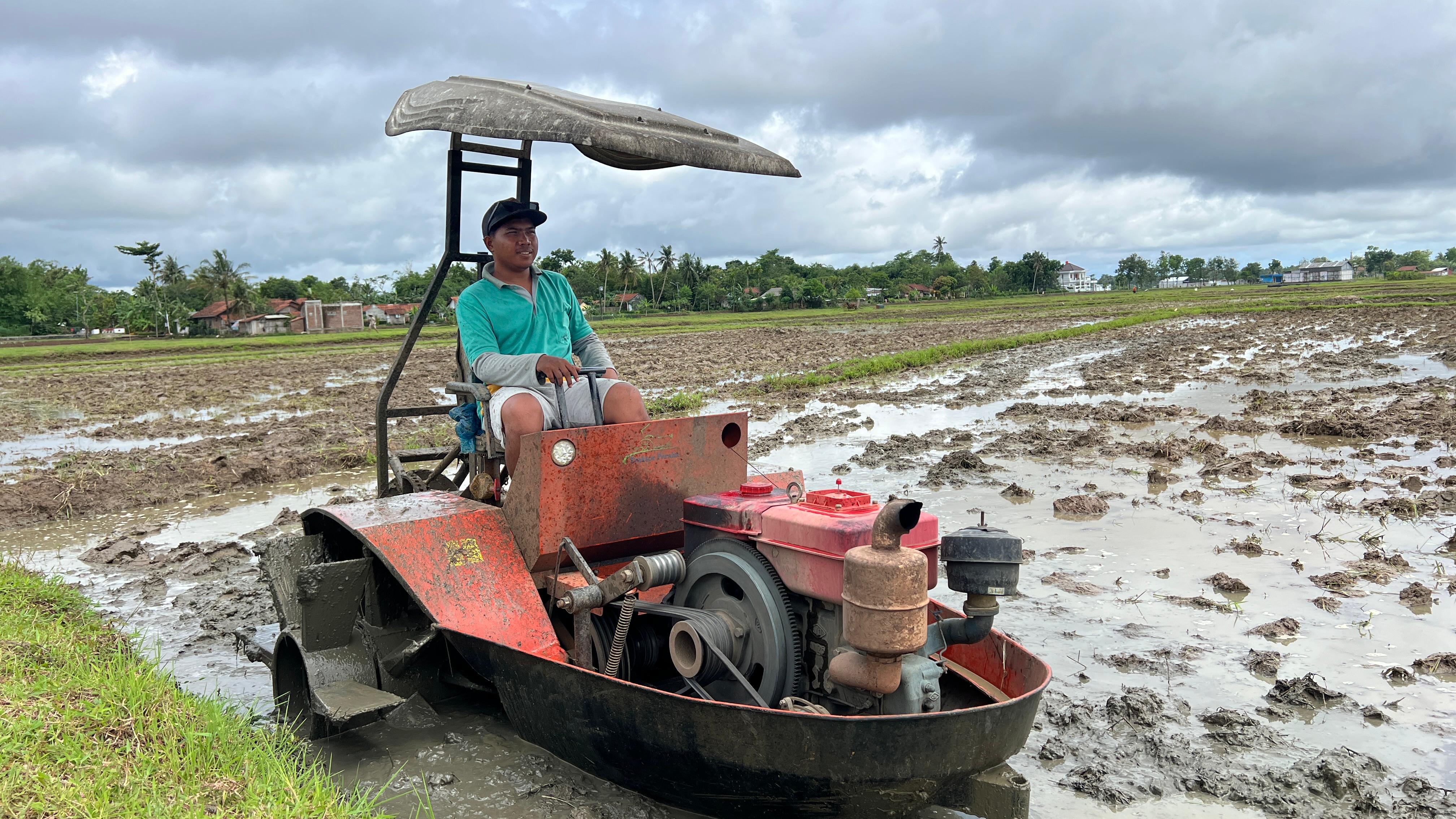 Traktor Perahu Andalan Baru Petani Grenggeng