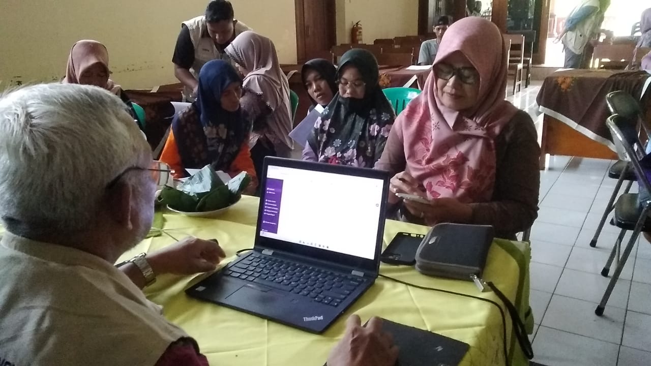 Daftar Sertifikat Halal, Pelaku UMKM Tak Punya Ponsel Pintar  