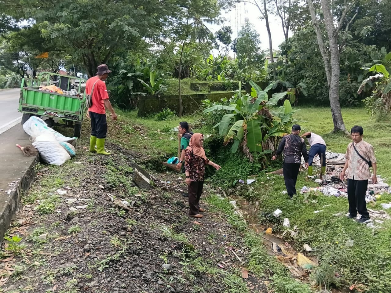  UPKP Wilayah Sumpiuh Bersihkan Sampah Liar Platform E-commerce 