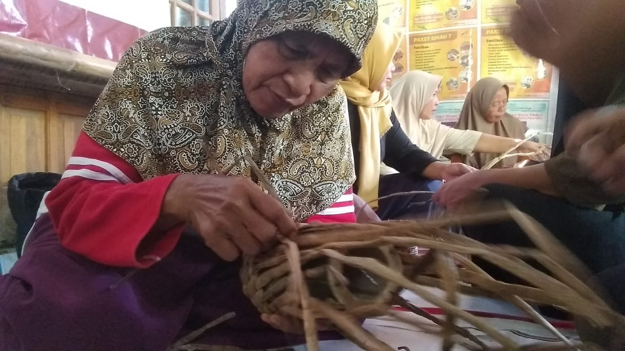 Lansia di Pekunden Asyik Membuat Kriya Serat Alam