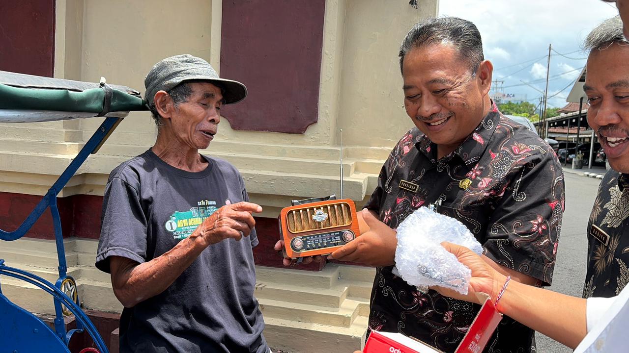 Tukang Becak hingga Pedagang Terima Radio Gratis dari KPI