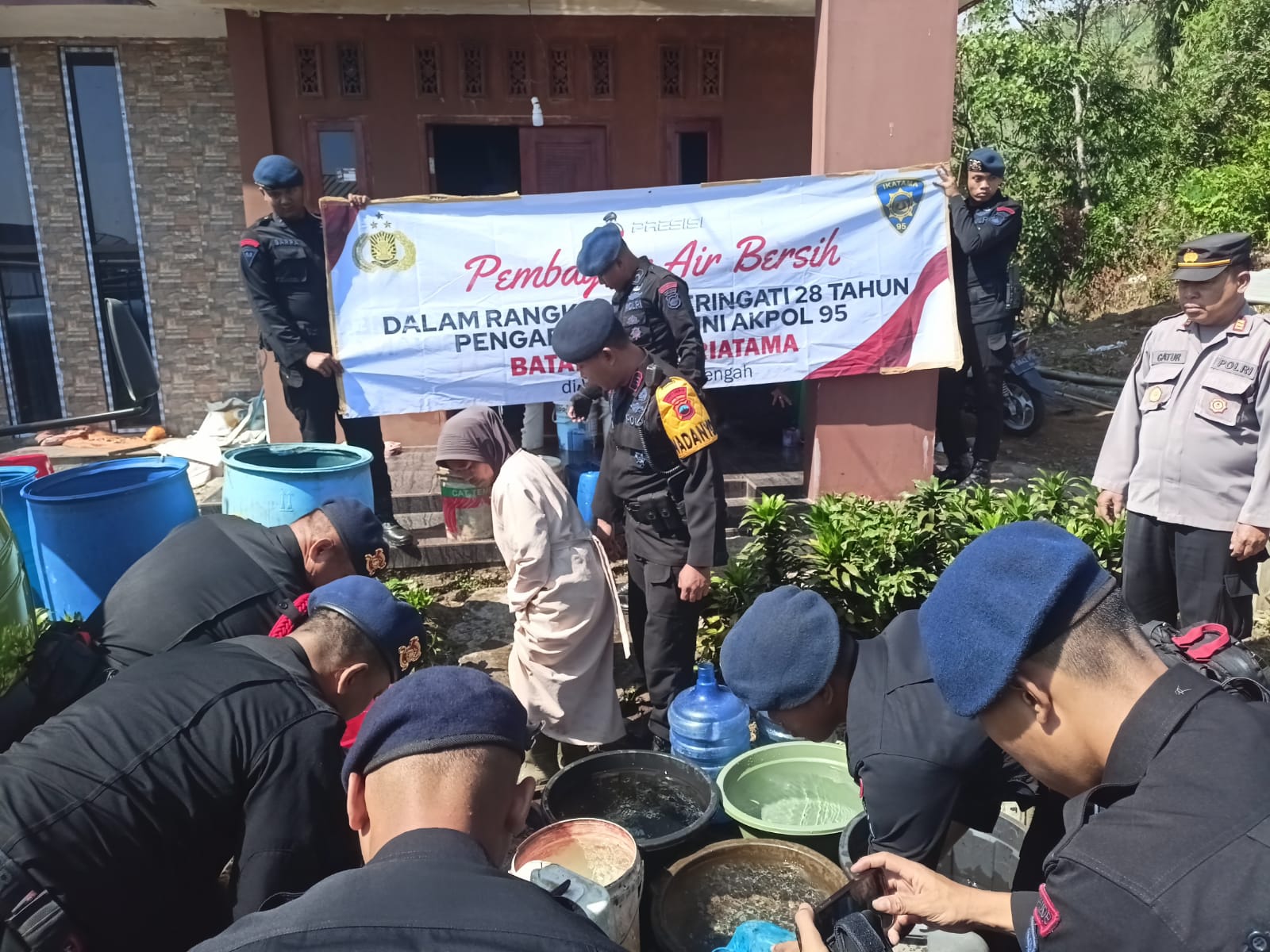 Yon D Pelopor Satbrimob Polda Jateng Bantu Ribuan Liter Air Bersih Warga Kutabawa 