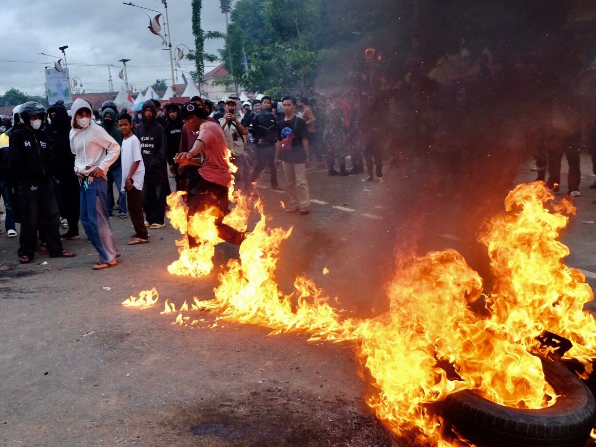 Unjuk Rasa di Kebumen, Satu Pemuda Alami Luka Bakar