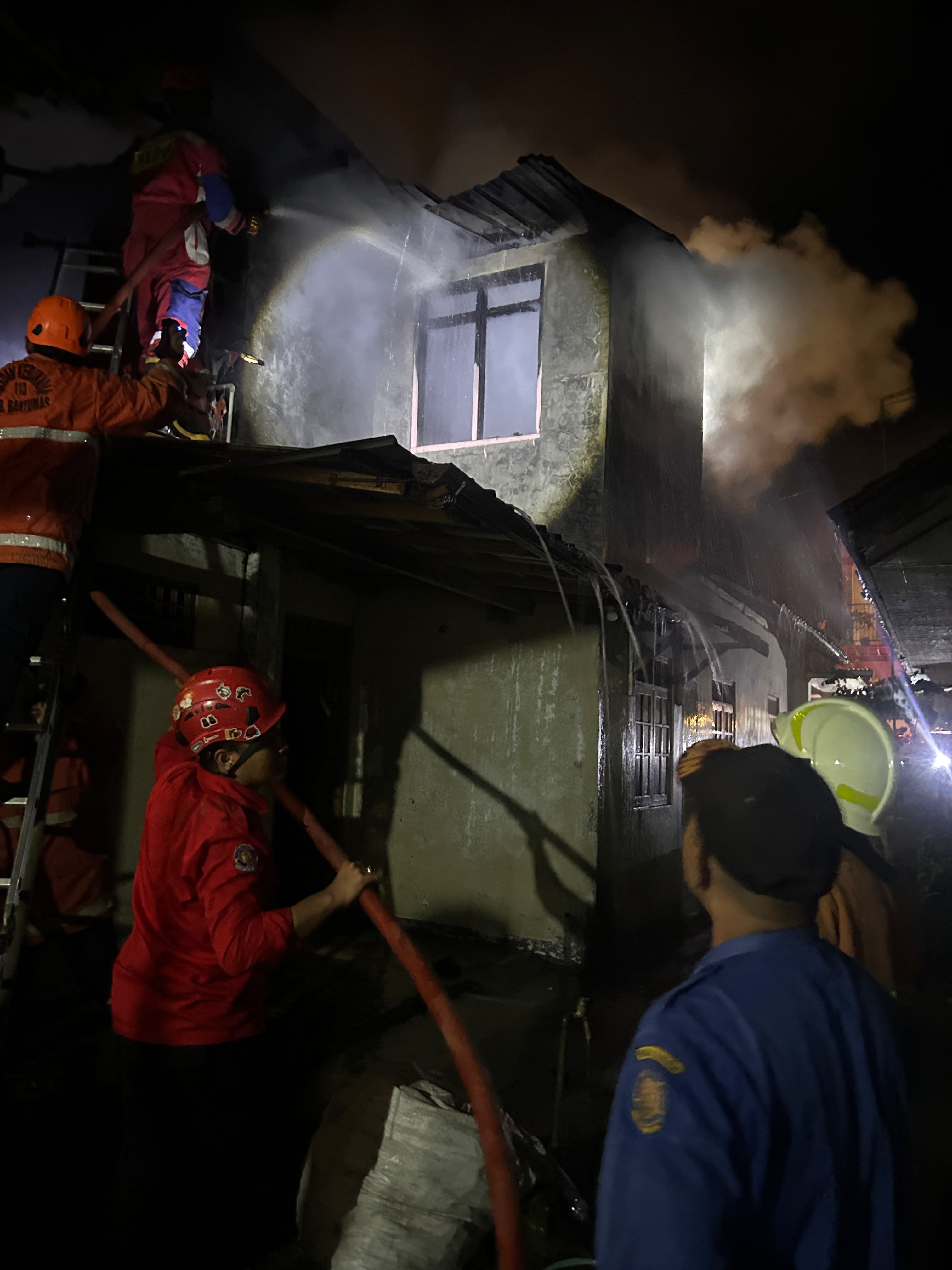 Kebakaran Ludeskan Lantai Dua Rumah di Sokaraja, Diduga Dipicu Korsleting Listrik, Kerugian Capai Rp10 Juta