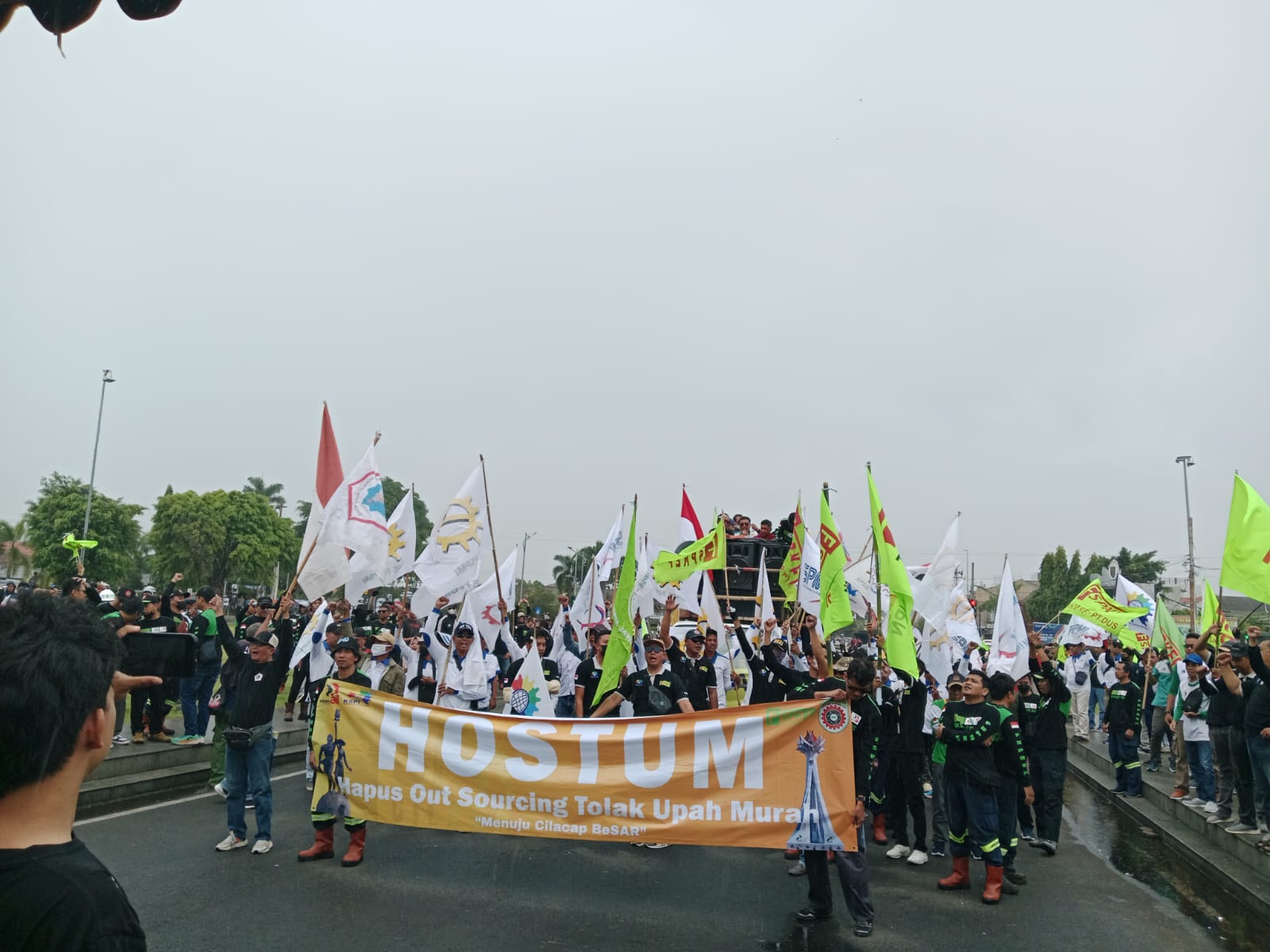 Di Bawah Guyuran Hujan, Aliansi Buruh Cilacap Gelar Aksi Ajukan 3 Tuntutan Kepada Pemerintah 