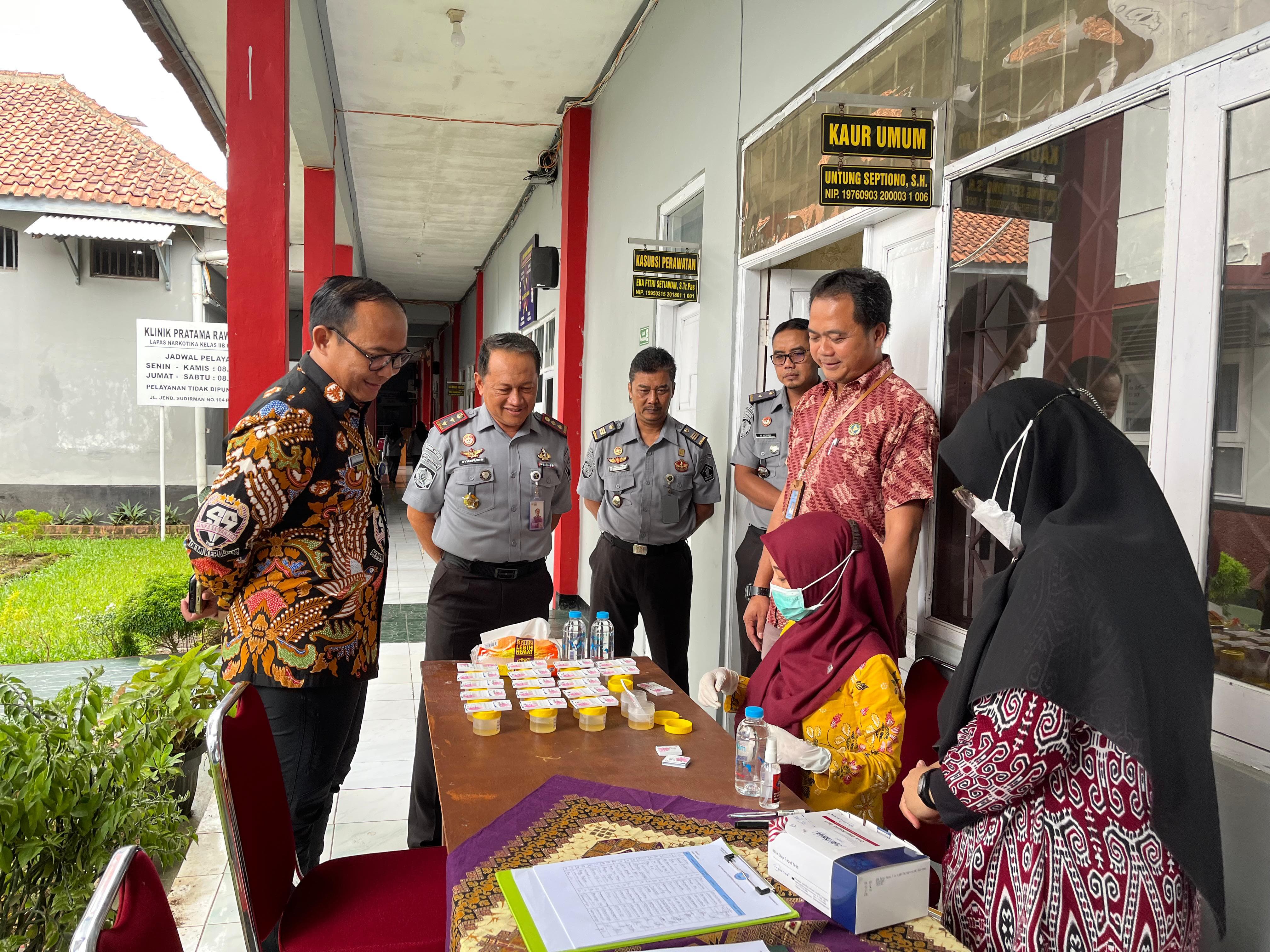 Upaya Deteksi Dini, Lapas Narkotika Purwokerto Laksanakan Tes Urine