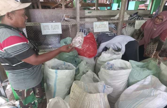 Siswa MAN 1 Kebumen Sulap Sampah Jadi Rupiah