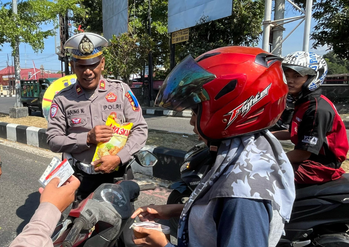 Operasi Patuh Candi 2025, Pengendara Tertib Dapat Minyak Goreng dari Satlantas Polres Purbalingga