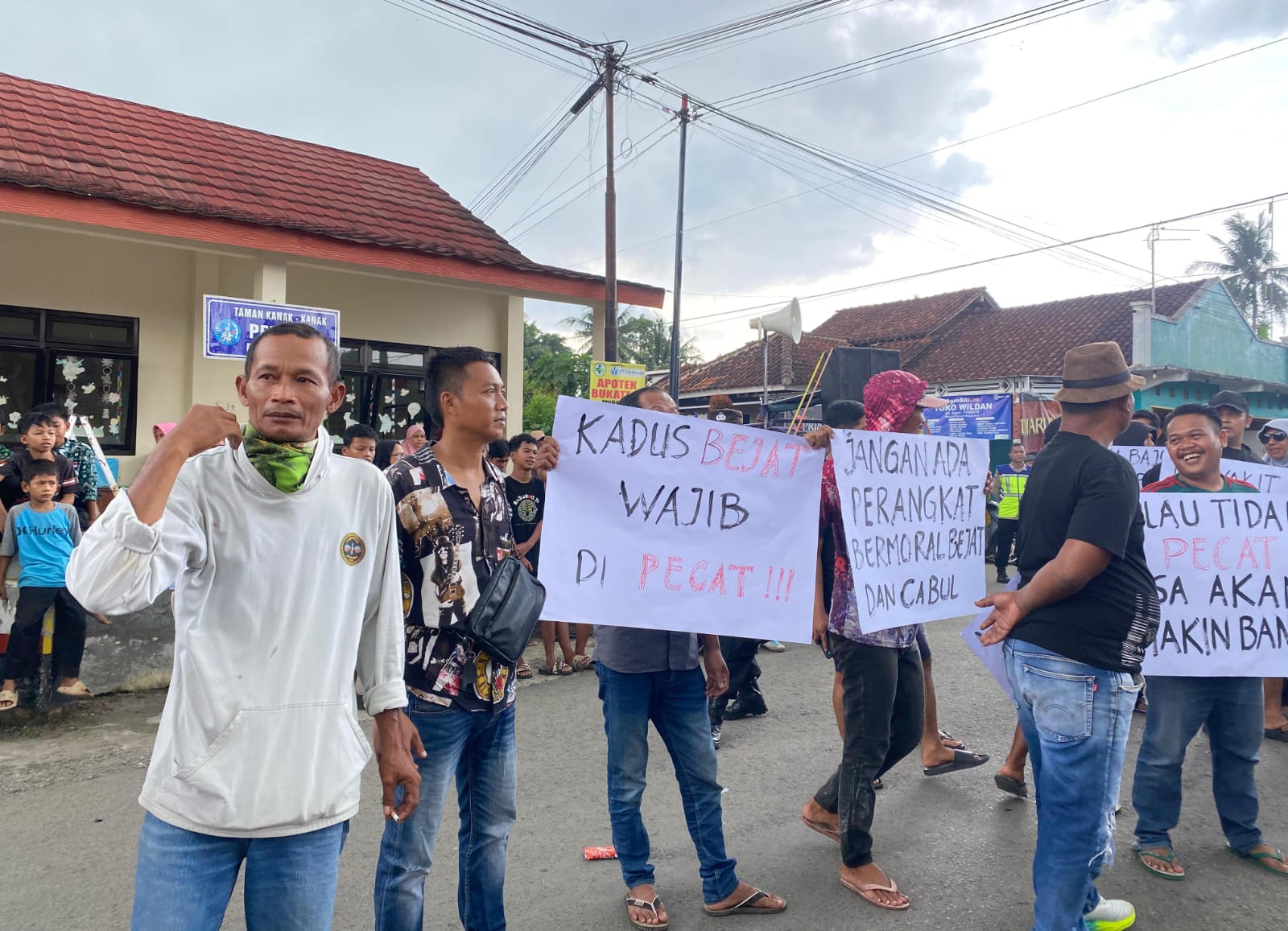 Warga Desa Bajong Tuntut Dua Oknum Perangkat Desa Dipecat Terkait Dugaan Kasus Asusila