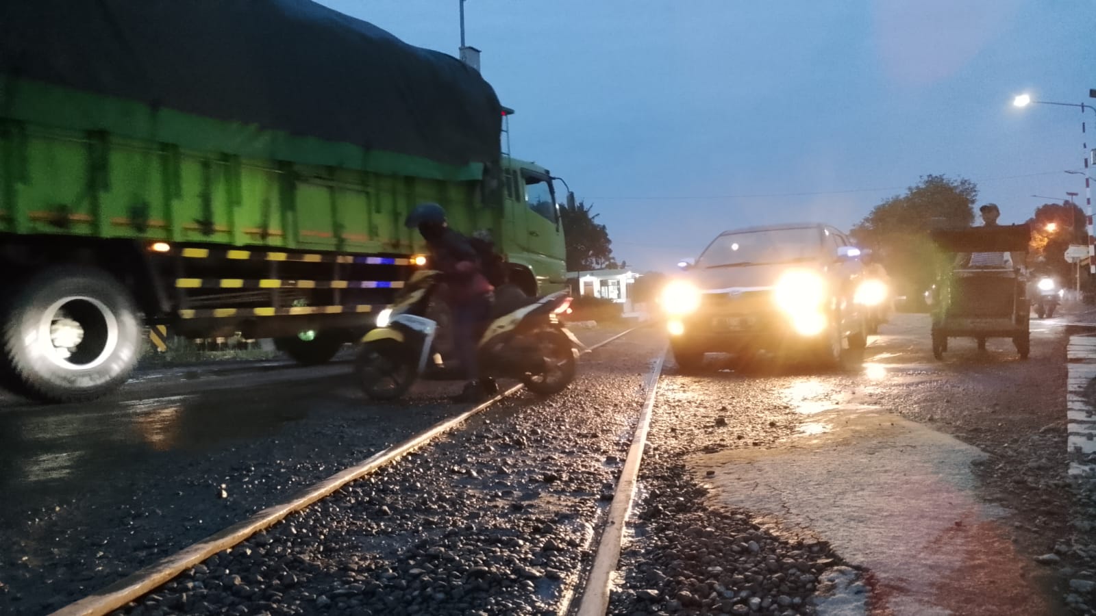 Rel Sumpiuh Banyumas Rawan Kecelakaan, Aspal Rusak Picu Pengendara Jatuh