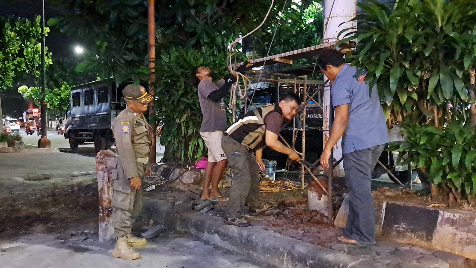 Langgar Perda, Papan Reklame di Jalan Jenderal Soedirman Dibongkar