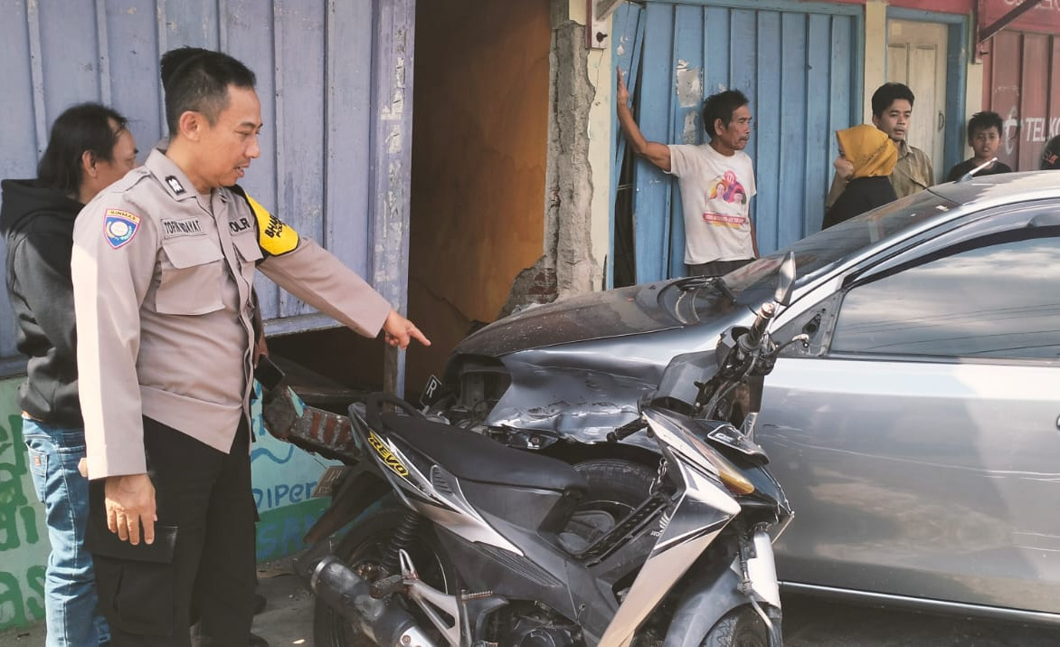 Sopir Mengantuk, Mobil Tarbrak Dua Sepeda Motor dan Warung di Bojongsari 