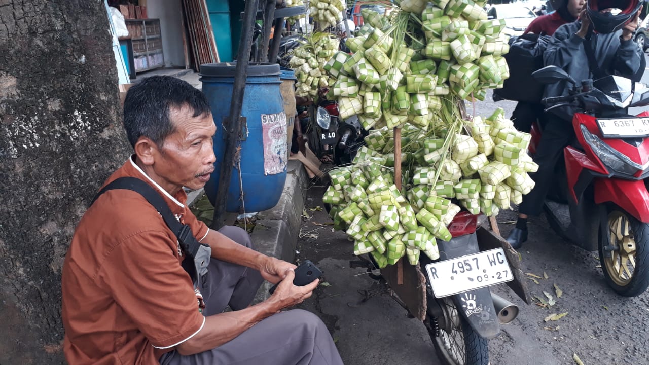 Jelang Hari Raya Idul Fitri, Penjual Selongsong Ketupat Bermunculan di Purbalingga