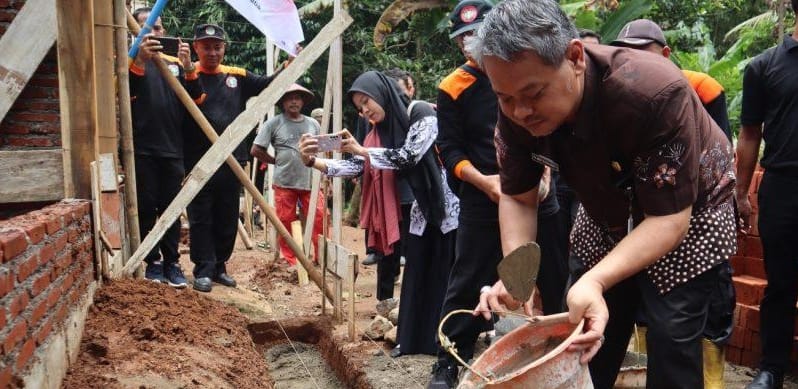  Pj Bupati Lakukan Peletakan Batu Pertama Renovasi RTLH di Somawangi 