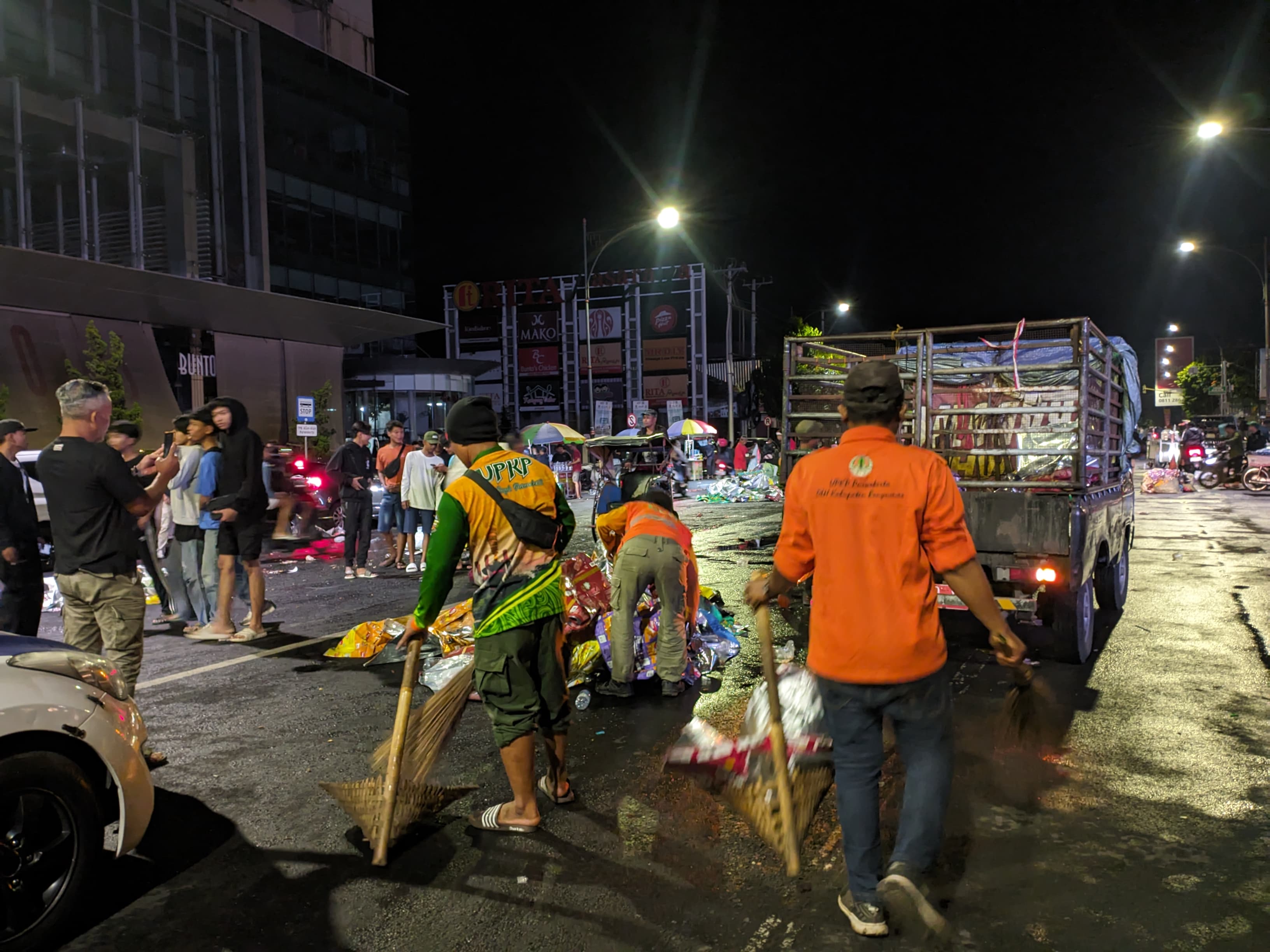 Nobar Timnas Indonesia di Alun-alun Purwokerto Jadi Ladang Cuan dan Sampah