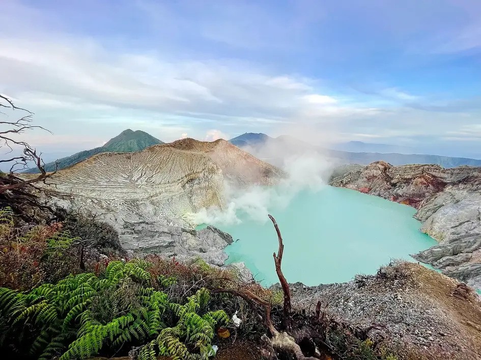 Menikmati Eksotisme Kawah Ijen dengan Fenomena Blue Fire-nya