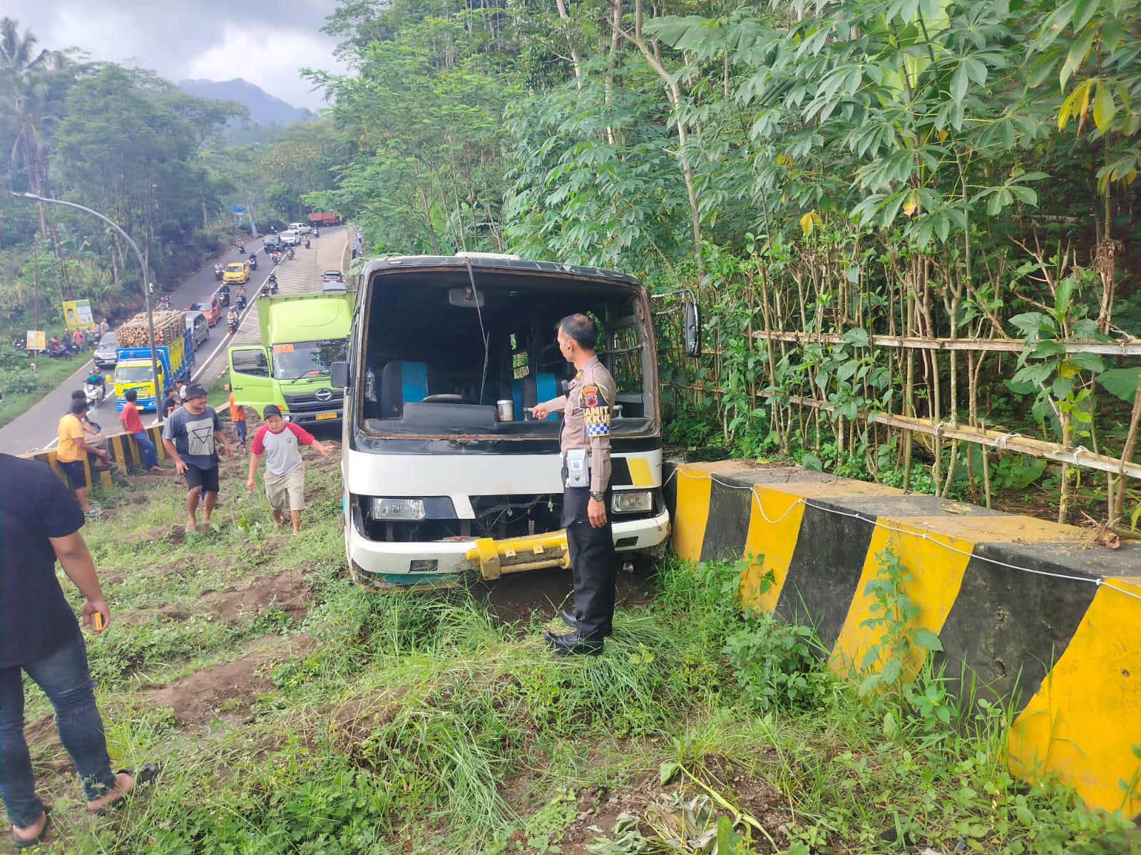 Rem Blong, Mikrobus dan Truk Boks Berurutan Masuk Jalur Penyelamat di Bayeman