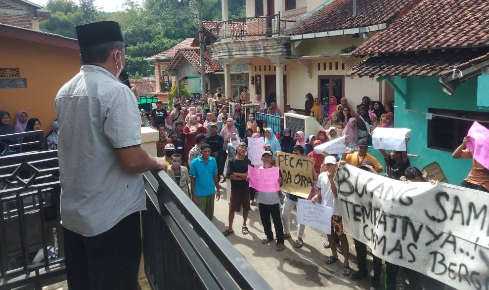 Warga di Brebes Geruduk Balai Desa Karena Viral Video Mesum Carik, Beredar Luas di Medsos