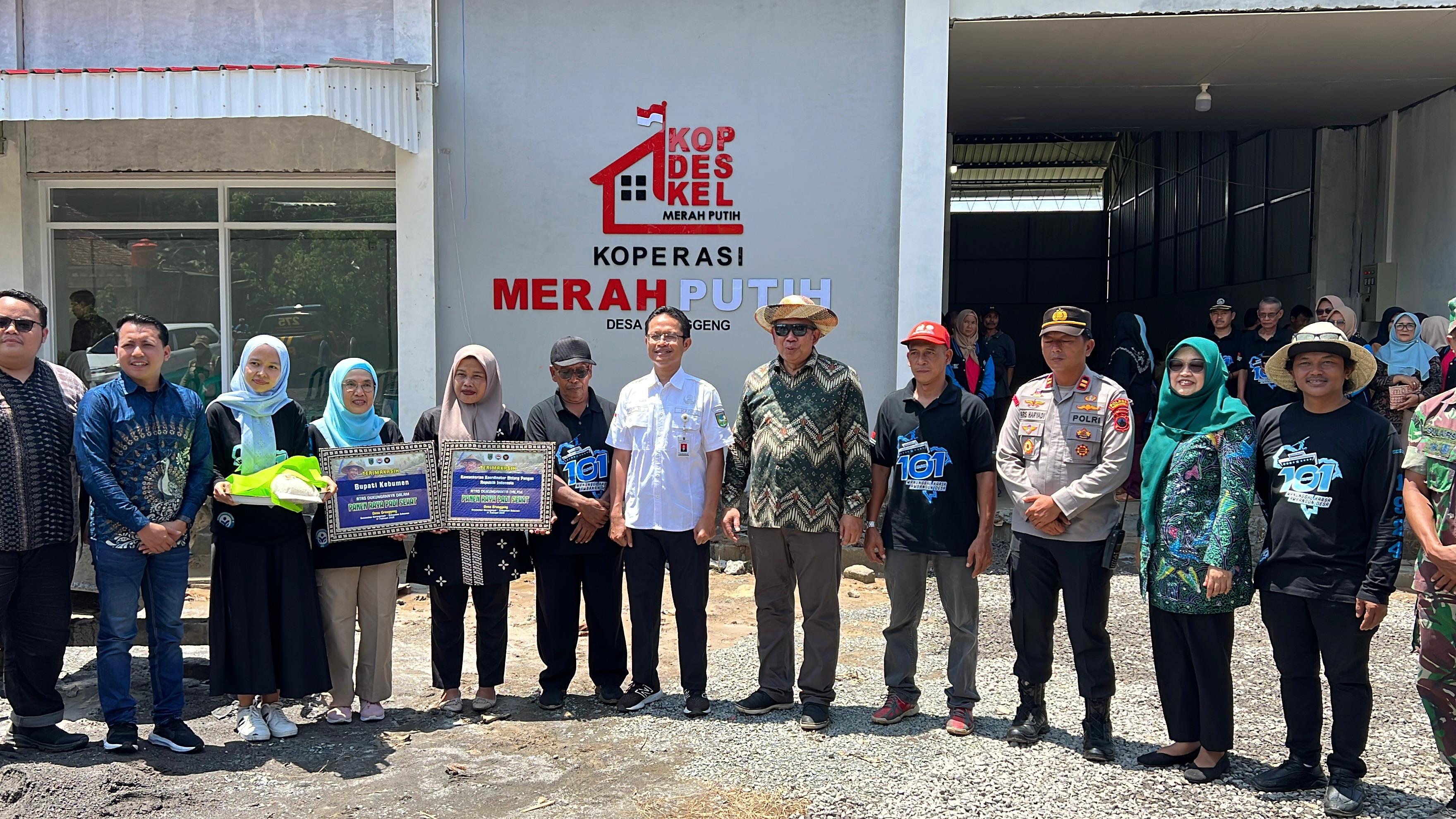 Staf Ahli Kemenko Pangan Tinjau Mina Padi Desa Grenggeng Kebumen