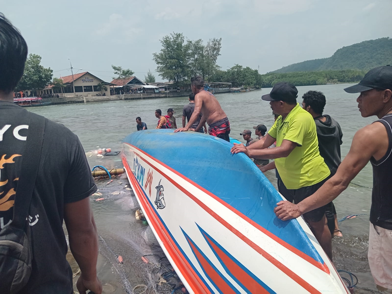 Perahu Nelayan Terbalik Dihantam Ombak Besar di Muara Sungai Bodo, Logending