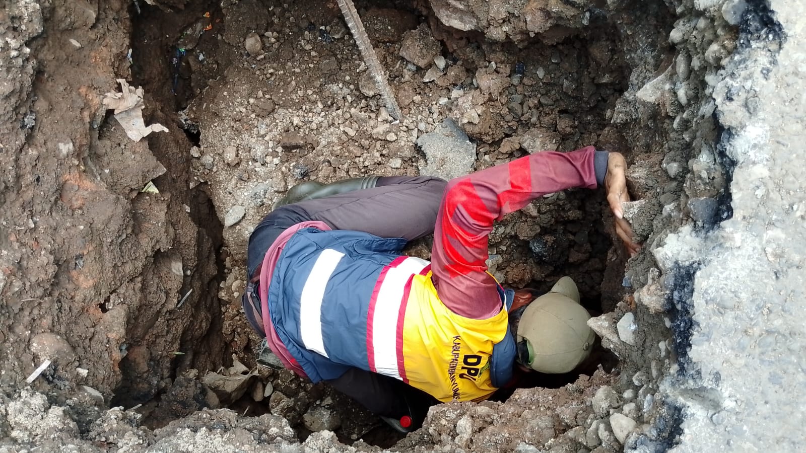  Libur Nataru, Bahu Jalan Amblas di Jalur Ramai