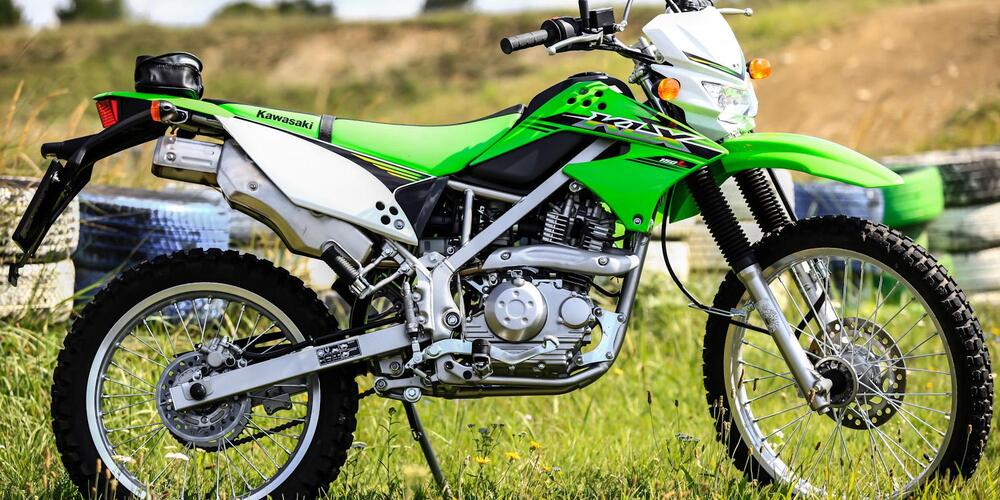 Membeli Motor Murah Kawasaki KLX 150 untuk Jalan-Jalan Sore di Pedesaan