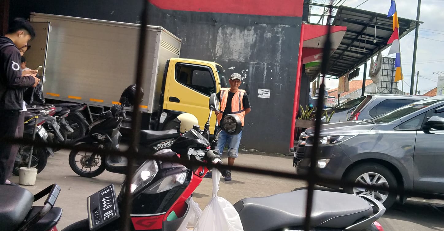 Sebagian Juru Parkir di Ajibarang Pakai Celana Pendek Jadi Sorotan