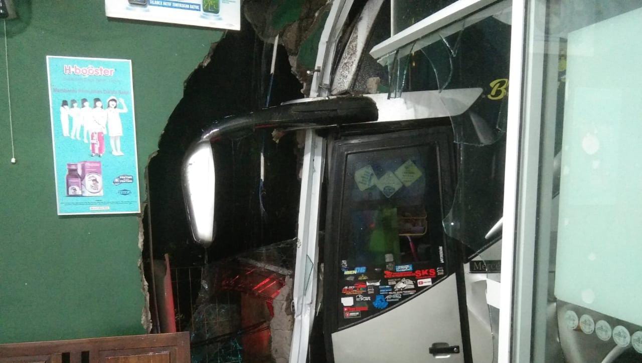 Kecelakaan Bus Tabrak 2 Mobil dan Apotik di Lesmana Cilongok, Pengendara Alami Luka-Luka