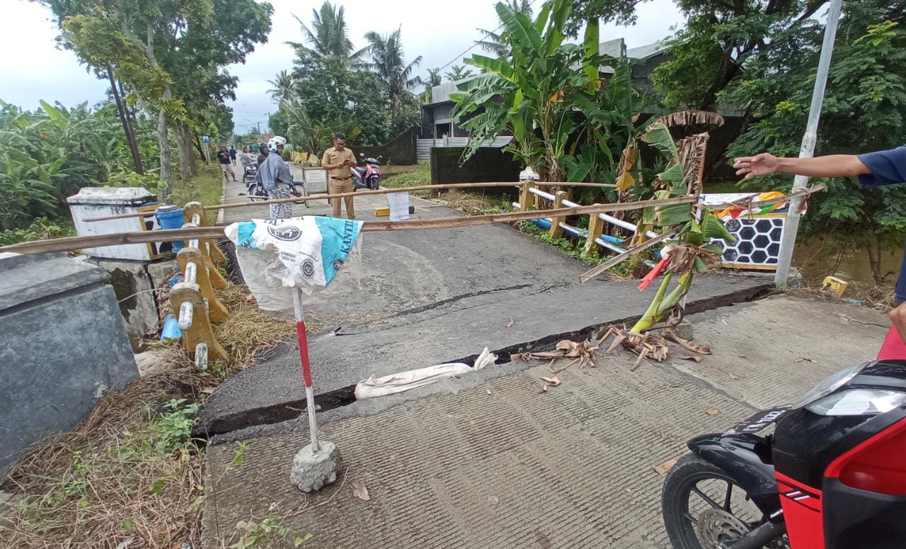 Amblas Diterjang Arus, Jembatan di Kalijaran Maos Ditutup Total