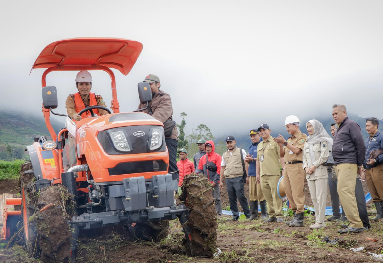 Pemkab Banjarnegara Salurkan Traktor dan Ribuan Ternak
