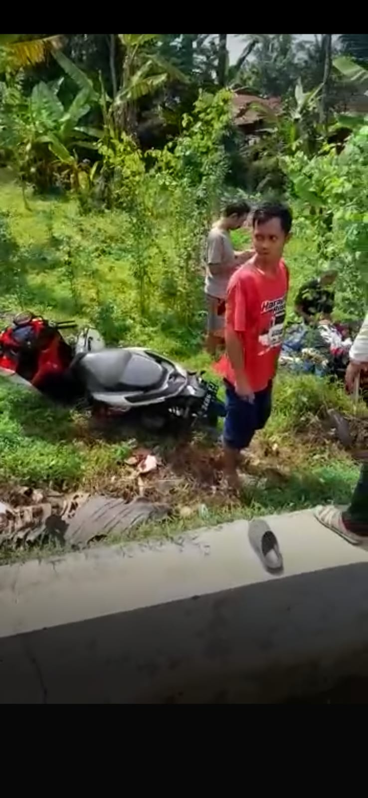 Anggota TNI AL Alami Patah Tulang Setelah Terlibat Tabrakan Dengan Mobil di Jalan Raya Desa Kasegeran