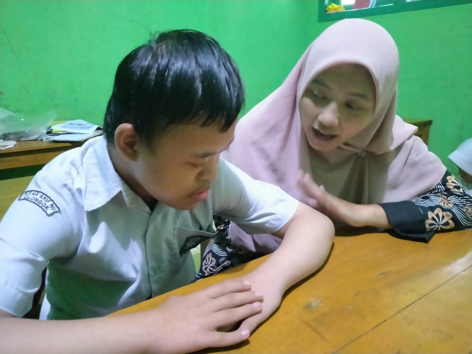 Kisah Ikhlas Guru SLB, Digaji Rp 800 Ribu/Bulan, Prihatin Bekerja Sebagai Ibadah Untuk Akhirat