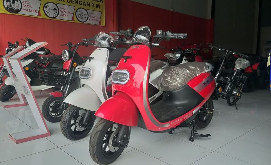 Aktris Tya Ariestya Terpikat dengan Motor Listrik Viar Q1L 