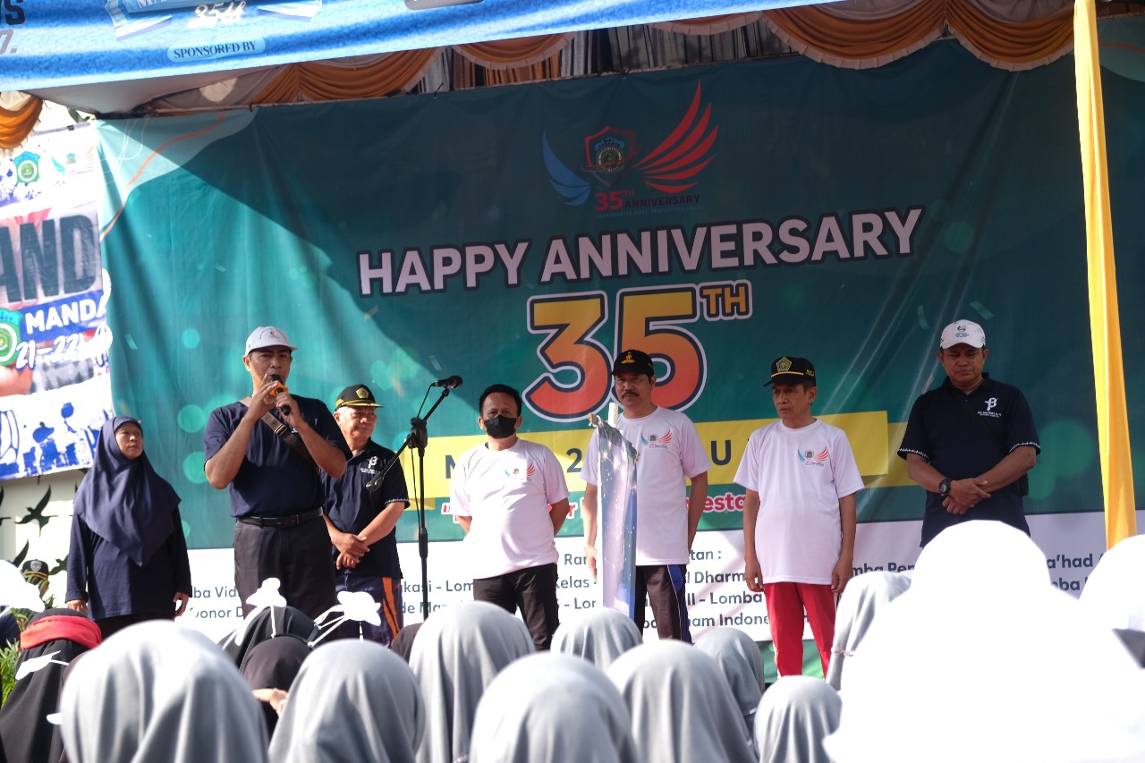 Ribuan Peserta Meriahkan Jalan Sehat MAN 2