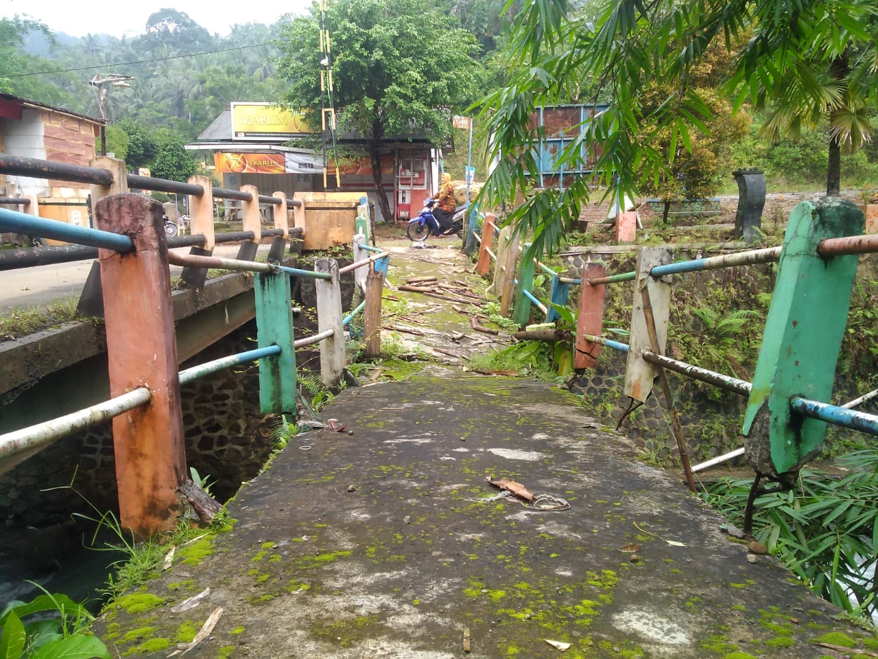 Jembatan Rusak di Kali Cawang Sumpiuh Tak Kunjung Dibongkar