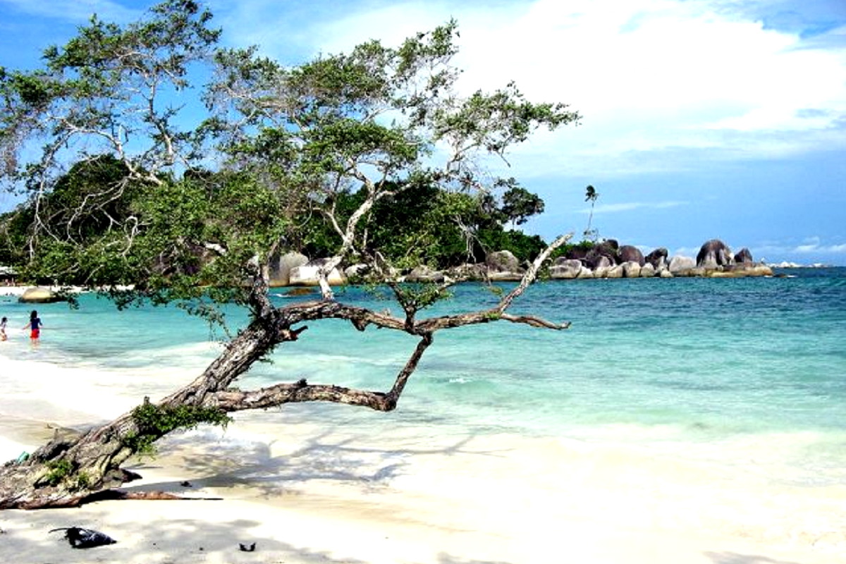 Dibalik Julukan Pulau Penjara, Ternyata Nusakambangan Punya Pantai Pasir Putih yang Indah!