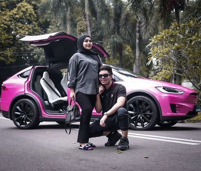 Unik Banget! Mobil Listrik Tesla Model X Aurel Hermansyah Dimodifikasi Serba Pink 