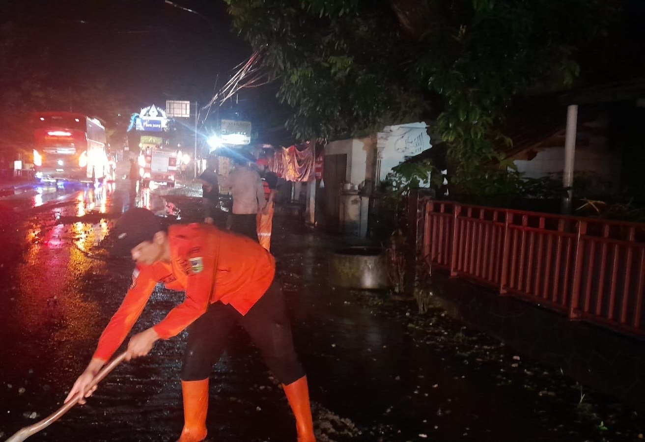 Hujan Deras Picu Banjir di Ayah dan Rowokele