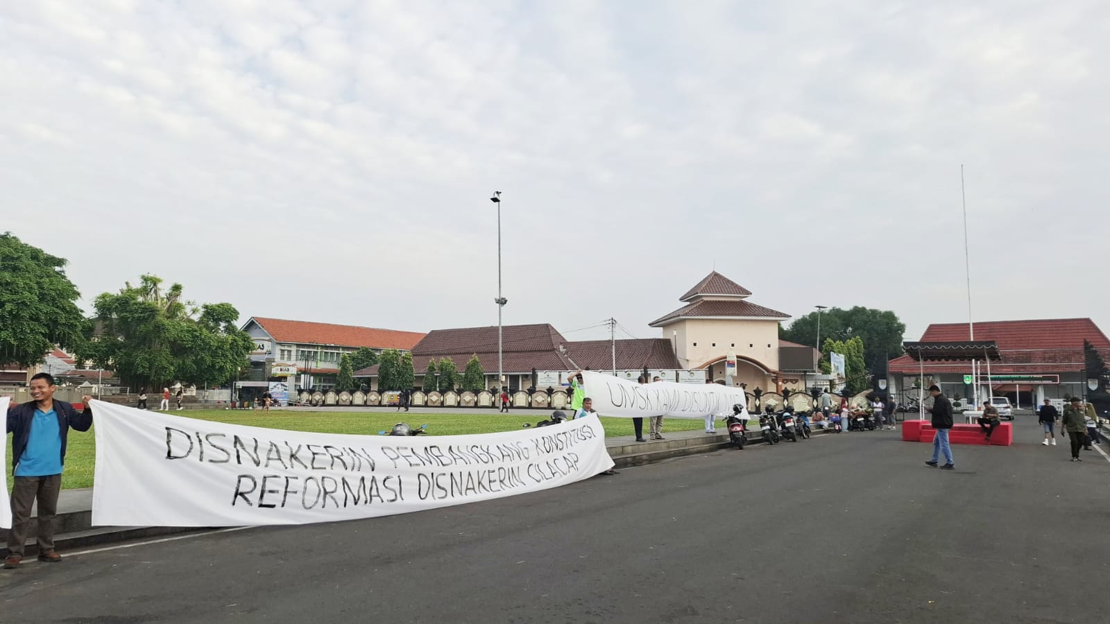 Pembahasan UMSK di Cilacap Temui Jalan Buntu, Buruh Protes dan Bentangkan Spanduk Panjang di Alun-Alun