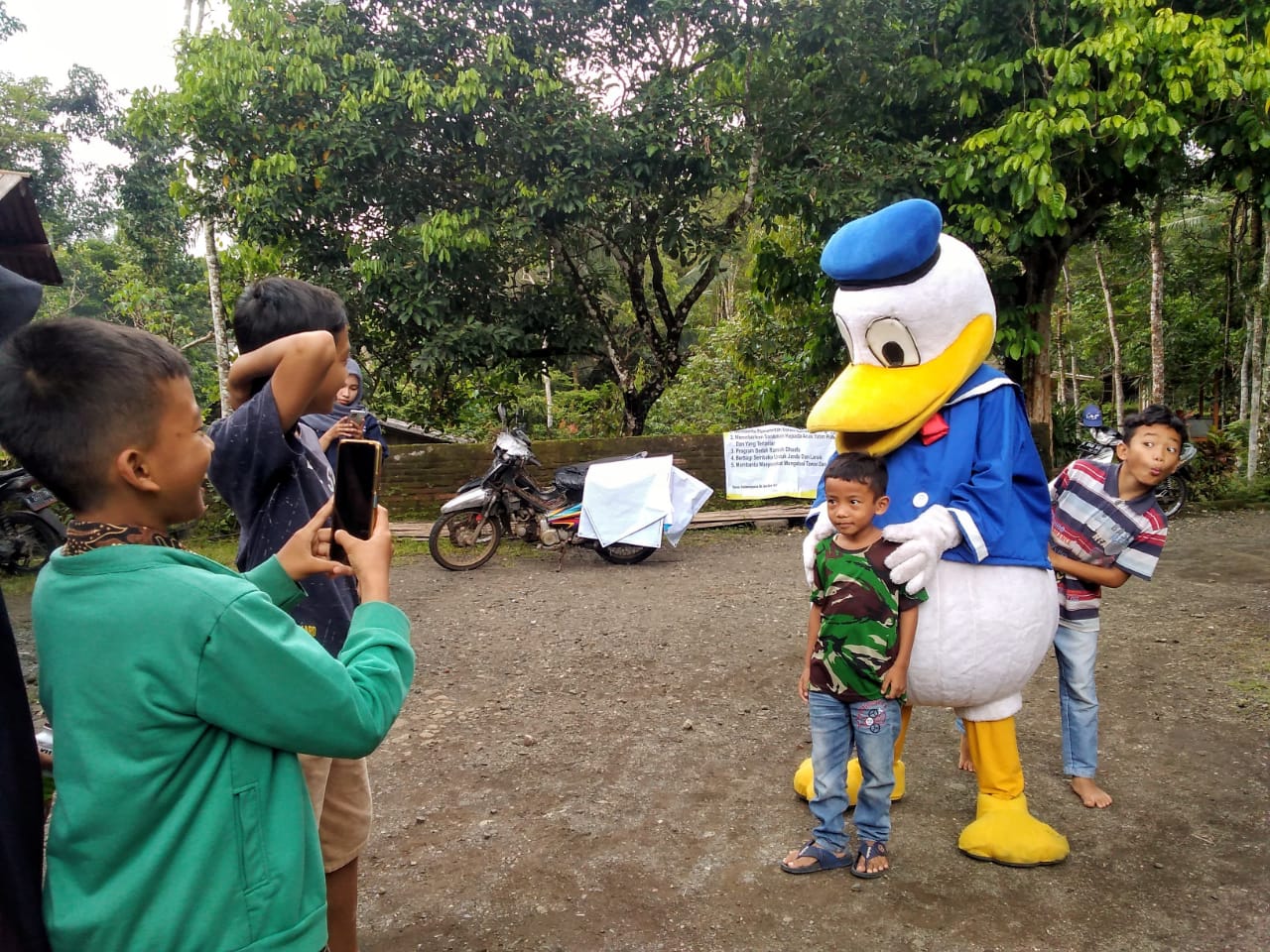 Demi Buat Tertawa Anak Yatim, Solihin Rela jadi Badut Dadakan