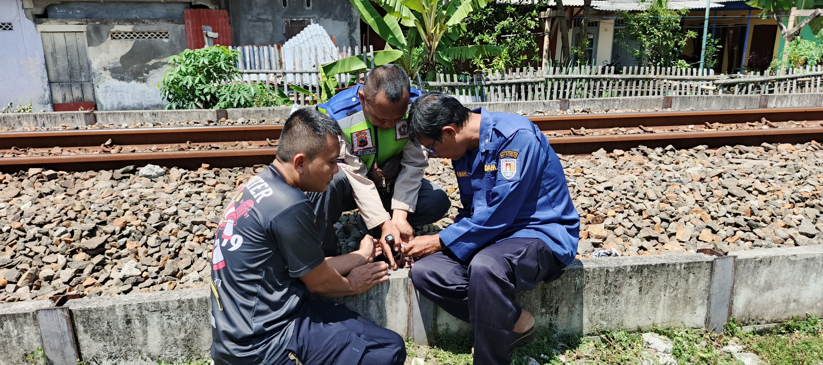 Niat Mau Rekam Kereta Api, HP Milik Warga Sidanegara Cilacap Jatuh dan Terjepit Bantalan Rel