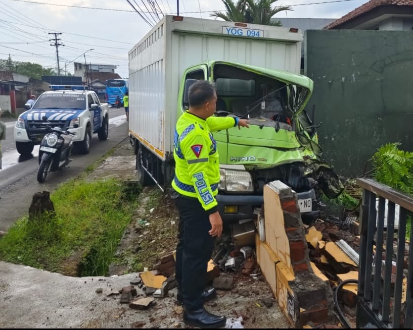 Tabrak Tembok Rumah, Pengemudi Kepergok Buang Obat ke Kolong Truk