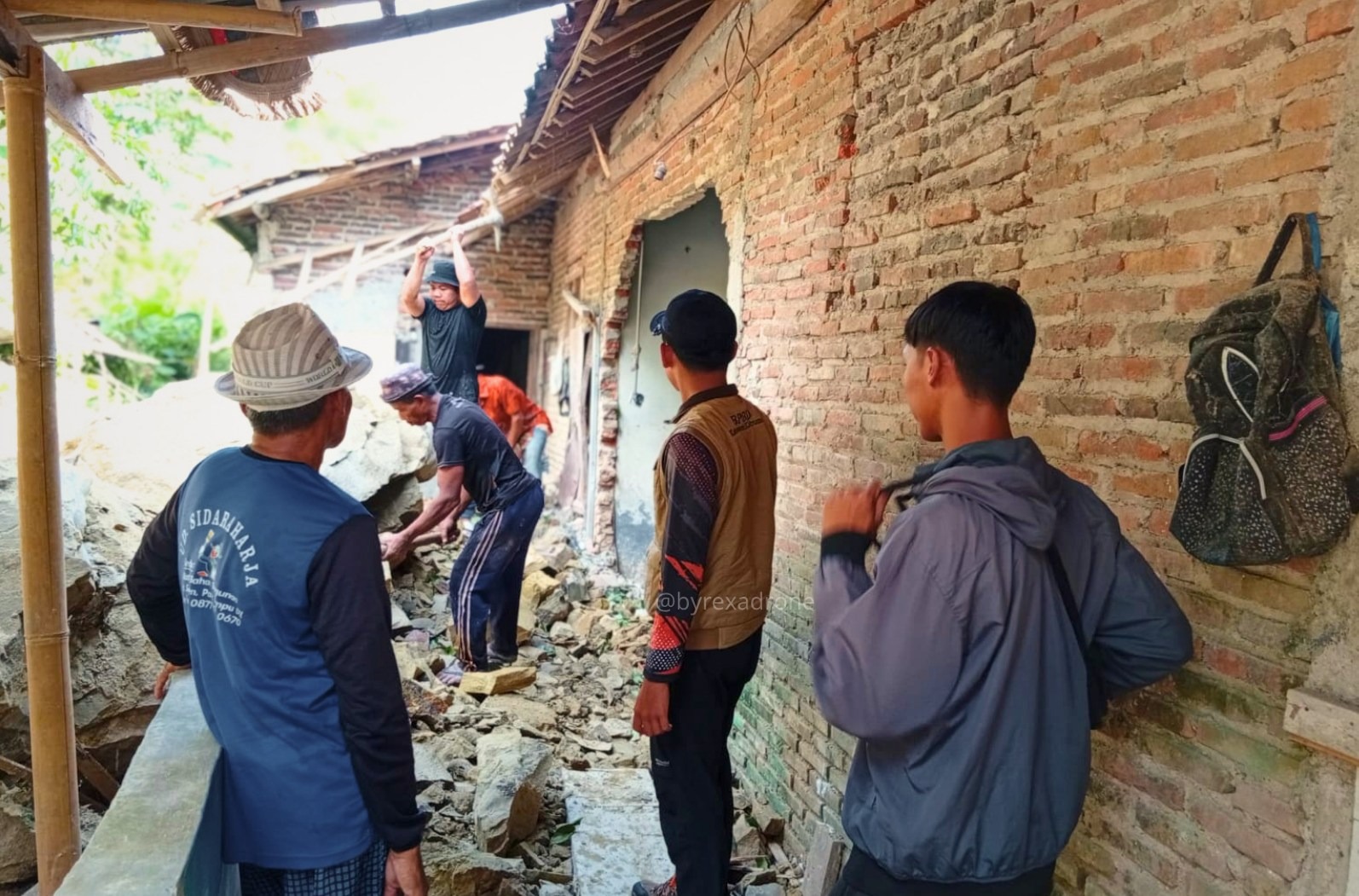Longsor Rusak Rumah Warga Sruweng 